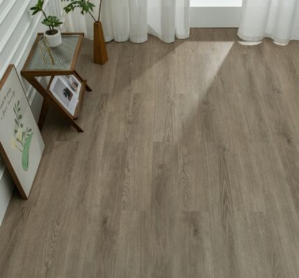 Comprar Humectante e resistente a manchas cinza 1220x180mm piso interior SPC piso revestimento UV espessura 5mm padrão de madeira para hotel e sala de estar fabricação em linha