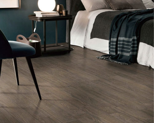 comprar Telhas de madeira Brown da porcelana da camada impermeável inodora do BTS 9.5mm para a parede do assoalho fabricação em linha