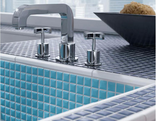 comprar Branco cerâmico lustroso 300x300mm dos azul-céu das telhas de mosaico da piscina de 6mm fabricação em linha