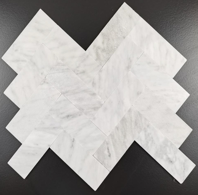 comprar Telhas de mosaico decorativas Cararra branco da pedra de desenhos em espinha fabricação em linha