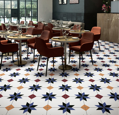 Chapa rústica cerâmica de 200x200mm para o piso do hotel e azulejos brancos e azuis para a casa de banho