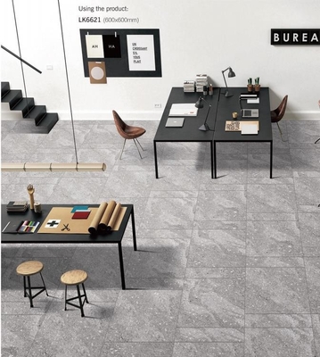 Resistente ao desgaste 600x600mm azulejos de parede exterior e azulejos de porcelana de corpo inteiro cinza claro para centro comercial e casa