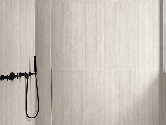 Azulejos internos bege e claros da porcelana de Matt do travertino 600x1200mm do assoalho do cinza claro do antiderrapante para a sala de visitas
