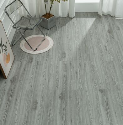 Piso SPC para Interior Cinza Deslumbrante 1220x180mm Revestimento UV Espessura 5mm Padrão Madeira para Sala de Estar e Reforma