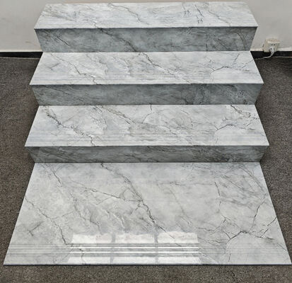 Impressionante e resistente a manchas Carrara cinza Beige 470x1200mm escadas de cerâmica polida e vidrada degrau e elevador para escritório e edifício