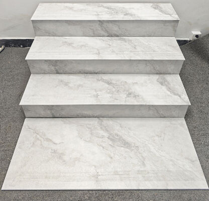 Escadas de Cerâmica Cinza Carrara à Prova d'Água 470x1200mm Fosco para Interior, Degrau e Espelho para Hotel