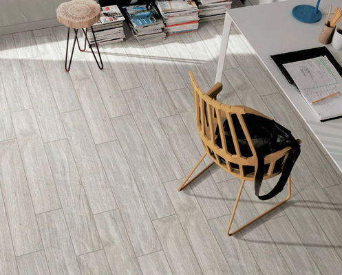 Luz de madeira da grão das telhas da porcelana da largura Dustproof de 600mm - 150x900mm cinzento