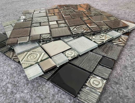 As telhas de mosaico decorativas lustradas da folha 30X30cm esquadram o cristal claro 1.36kgs da mistura do metal