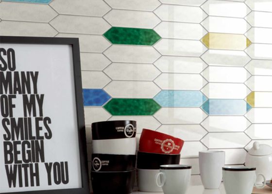 A seta vitrificada rachada do gelo deu forma à decoração colorida da parede do fundo dos azulejos